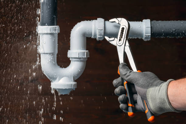 Professional Emergency Plumber technician working in Carlton, PA